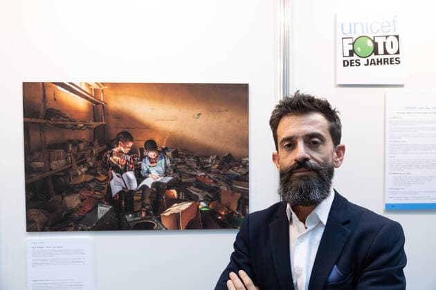 News Themen der Woche KW51 News Bilder des Tages Der Fotograf Eduardo Soteras am 22.12.2022 vor dem Unicef-Foto des Jahres 2022 in der Ausstellung im Haus der Bundespressekonferenz in Berlin. Das Unicef-Foto des Jahres 2022 des renommierten argentinischen Fotografen Eduardo Soteras zeigt zwei Kinder, die sich in der zerstoerten Bibliothek einer Grundschule in der aethiopischen Region Tigray in Buecher vertiefen. (Siehe epd-Meldung vom 22.12.2022) EDITORIAL USE ONLY *** Photographer Eduardo Soteras on 22 12 2022 in front of the Unicef Photo of the Year 2022 in the exhibition at the Haus der Bundespressekonferenz in Berlin The Unicef Photo of the Year 2022 by renowned Argentine photographer Eduardo Soteras shows two children engrossed in books in the destroyed library of an elementary schoo Copyright: epd-bild HansxScherhaufer epd-UNICEF-Foto_2022-6-kopieren