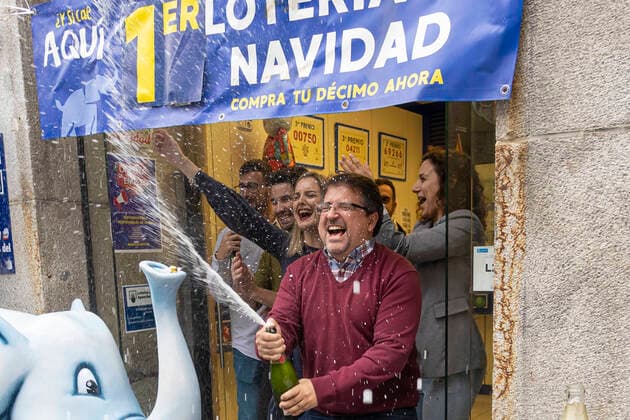News Themen der Woche KW51 News Bilder des Tages The owner of a lottery administration in Madrid celebrates the sale in his establishment of the First Prize of the Extraordinary Draw of the Christmas Lottery 2022. December 22, 2022. (2022122261)