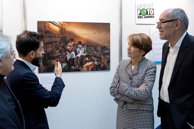 Kunsthistoriker Klaus Honnef, Juryvorsitzender UNICEF Foto des Jahres ; Fotograf Eduardo Soteras; UNICEF-Schirmherrin Elke Buedenbender, Peter-Matthias Gaede, Chefredakteur des Magazins GEO und ehrenamtliches Mitglied im UNICEF-Vorstand (v.li.) am 22.12.2022 vor dem Unicef-Foto des Jahres 2022 in der Ausstellung im Haus der Bundespressekonferenz in Berlin. Das Unicef-Foto des Jahres 2022 des renommierten argentinischen Fotografen Eduardo Soteras zeigt zwei Kinder, die sich in der zerstoerten Bibliothek einer Grundschule in der aethiopischen Region Tigray in Buecher vertiefen. (Siehe epd-Meldung vom 22.12.2022) EDITORIAL USE ONLY