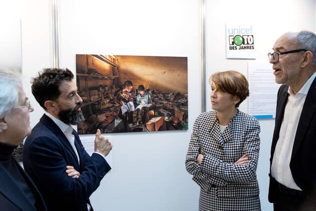 Kunsthistoriker Klaus Honnef, Juryvorsitzender UNICEF Foto des Jahres ; Fotograf Eduardo Soteras; UNICEF-Schirmherrin Elke Buedenbender, Peter-Matthias Gaede, Chefredakteur des Magazins GEO und ehrenamtliches Mitglied im UNICEF-Vorstand (v.li.) am 22.12.2022 vor dem Unicef-Foto des Jahres 2022 in der Ausstellung im Haus der Bundespressekonferenz in Berlin. Das Unicef-Foto des Jahres 2022 des renommierten argentinischen Fotografen Eduardo Soteras zeigt zwei Kinder, die sich in der zerstoerten Bibliothek einer Grundschule in der aethiopischen Region Tigray in Buecher vertiefen. (Siehe epd-Meldung vom 22.12.2022) EDITORIAL USE ONLY