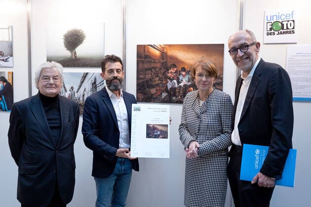 Kunsthistoriker Klaus Honnef, Juryvorsitzender UNICEF Foto des Jahres ; Fotograf Eduardo Soteras; UNICEF-Schirmherrin Elke Buedenbender, Peter-Matthias Gaede, Chefredakteur des Magazins GEO und ehrenamtliches Mitglied im UNICEF-Vorstand (v.li.) am 22.12.2022 vor dem Unicef-Foto des Jahres 2022 in der Ausstellung im Haus der Bundespressekonferenz in Berlin. Das Unicef-Foto des Jahres 2022 des renommierten argentinischen Fotografen Eduardo Soteras zeigt zwei Kinder, die sich in der zerstoerten Bibliothek einer Grundschule in der aethiopischen Region Tigray in Buecher vertiefen. (Siehe epd-Meldung vom 22.12.2022) EDITORIAL USE ONLY
