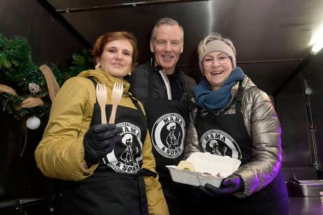 Entertainment Themen der Woche KW51 Katja Kipping, Henry Maske und Claudia Jung verteilen Essen und Geschenke aus dem Food Truck an Obdachlose und Bedürftige. Berlin, 22.12.2022 *** Katja Kipping, Henry Maske and Claudia Jung distribute food and gifts from the food truck to the homeless and needy Berlin, 22 12 2022 Foto:xF.xKernx xFuturexImage