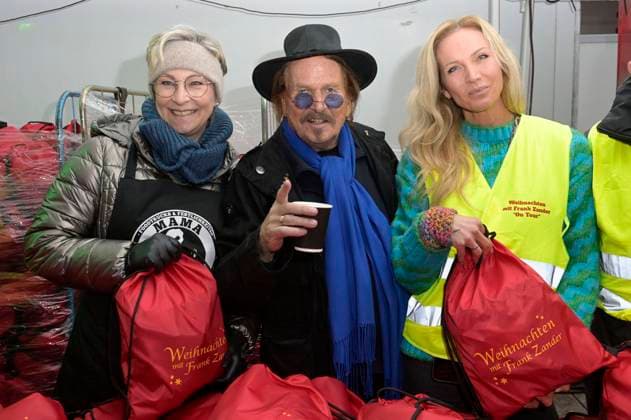 Entertainment Themen der Woche KW51 Claudia Jung, Frank Zander und Helferin verteilen Essen und Geschenke aus dem Food Truck an Obdachlose und Bedürftige. Berlin, 22.12.2022 *** Claudia Jung, Frank Zander and helper distribute food and gifts from the food truck to the homeless and needy Berlin, 22 12 2022 Foto:xF.xKernx xFuturexImage