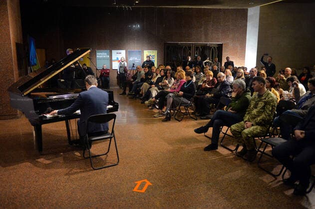 News Themen der Woche KW51 News Bilder des Tages KYIV, UKRAINE - DECEMBER 22, 2022 - A pianist Yevhen Khmara performs duirng the event Museum dialogues. Christmas meeting in the Museum of War at the National Museum of the History of Ukraine in the Second World War, Kyiv, capital of Ukraine. Kyiv presents Museum dialogues. Christmas meeting at Museum of War  Copyright: xEvhenxKotenkox