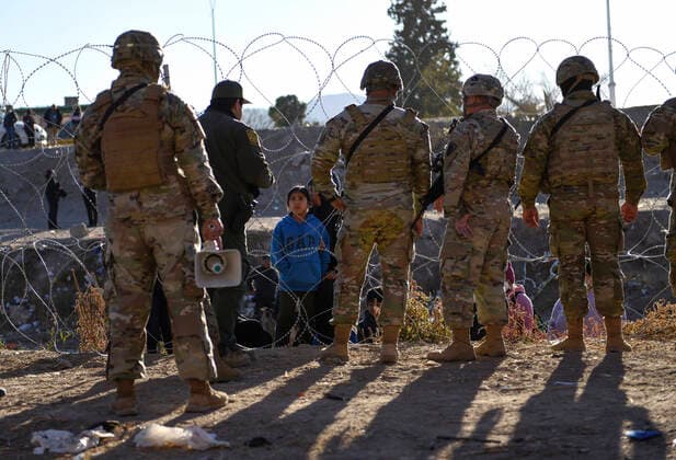 Bilder des Jahres 2022, News 12 Dezember News Themen der Woche KW51 December 21, 2022, El Paso, Texas, USA: Migrants seeking asylum received instructions from members of the Texas National Guard and Texas Department of Public Safety Wednesday December 21, 2022 along the U.S. Mexico border in El Paso, Texas. Both the Texas National Guard and DPS are set to provide safety and encourage people to head to the ports of entry and seek asylum there rather than camp along the river. El Paso USA - ZUMA 20221221_new_h170_128 Copyright: xJ.R.xHernandezx