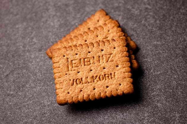 Ein Leibniz-Keks mit der Aufschrift Leibniz Vollkorn liegt auf einem Tisch. Leibniz-Kekse werden traditionell beworben als nur echt mit 52 Zähnen . (Themenbild, Symbolbild) Frechen, 22.12.2022 NRW Deutschland *** A Leibniz cookie labeled Leibniz whole grain lies on a table Leibniz cookies are traditionally advertised as only genuine with 52 teeth subject image, symbol image Frechen, 22 12 2022 NRW Germany Copyright: xChristophxHardtx