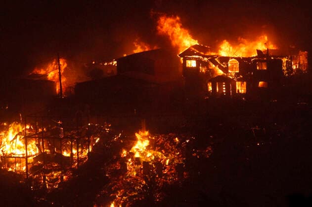 News Themen der Woche KW51 News Bilder des Tages Vina del Mar, 23 de Diciembre de 2022 Un incendio descontrolado arrasa con viviendas en el sector de Forestal alto. Cristobal Basaure Aton Chile, VINA DEL MAR Chile Aton_667882 *** Vina del Mar, December 23, 2022 Uncontrolled fire destroys homes in the Forestal Alto sector Cristobal Basaure Aton Chile, VINA DEL MAR Chile Aton 667882  Copyright: CRISTOBALxBASAURE ATONxCHILE