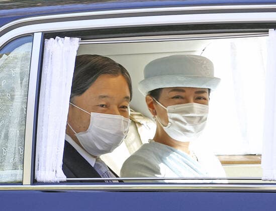 Entertainment Themen der Woche KW51 Entertainment Bilder des Tages Japanese ex-Emperor Akihito turns 89 Japanese Emperor Naruhito and Empress Masako enter the residence of former Emperor Akihito and former Empress Michiko in Akasaka Estate in Tokyo on Dec. 23, 2022, the former emperor s 89th birthday. (Pool photo)  A14AA0001378814P