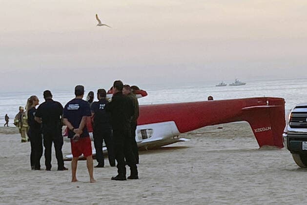News Themen der Woche KW51 News Bilder des Tages Rescue workers stand near the wreckage of a single engine aircraft after in crash landed on the beach in Santa Monica. According to a rescue worker on the scene, the pilot attempted an emergency landing on the beach after a person onboard had a medical emergency. It has been reported that one person died and another was transported to the hospital. ( ZUMAPRESS.com) Santa Monica USA - ZUMAc75_ 20221222_smp_c75_005 Copyright: xLorixConnx