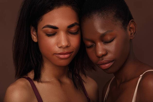 Creative Highlights Symbolbilder Close up of two beautiful women. Females with closed eyes head to head against a brown backdrop. Copyright: xArtemxVarnitsinxArtemxVarnitsinx
