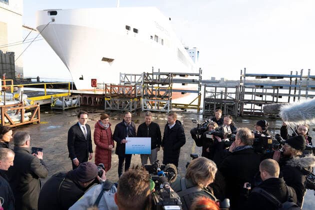 Bilder des Jahres 2022, News 12 Dezember News Themen der Woche KW51 News Bilder des Tages Übergabe von drei Förderbescheiden im Rahmen des Förderprogramms für den Bau von Betankungsschiffen für LNG und nachhaltige erneuerbare Kraftstoffalternativen in der Schifffahrt durch Bundeswirtschaftsminister Robert Habeck bei der Flensburger Schiffbau-Gesellschaft - bei einem Pressestatement vor dem Schiff Tennor Ocean;Übergabe von drei Förderbescheiden im Rahmen des Förderprogramms für den Bau von Betankungsschiffen für LNG und nachhaltige erneuerbare Kraftstoffalternativen in der Schifffahrt durch Bundeswirtschaftsminister Robert Habeck bei der Flensburger Schiff, Flensburg Schleswig-Holstein Deutschland Flensburger Schiffbau-Gesellscha *** Handover of three funding notices under the funding program for the construction of ref