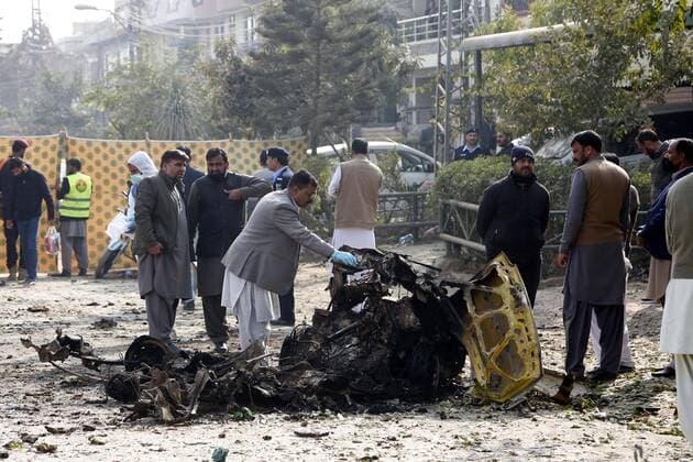 Bilder des Jahres 2022, News 12 Dezember News Themen der Woche KW51 News Bilder des Tages (221223) -- ISLAMABAD, Dec. 23, 2022 -- Security personnel investigate at the site of a suicide attack in Pakistan s capital Islamabad on Dec. 23, 2022. A policeman was killed and five others including three policemen injured in a suicide attack here on Friday morning, Islamabad police said in a statement. ) PAKISTAN-ISLAMABAD-SUICIDE ATTACK AhmadxKamal 