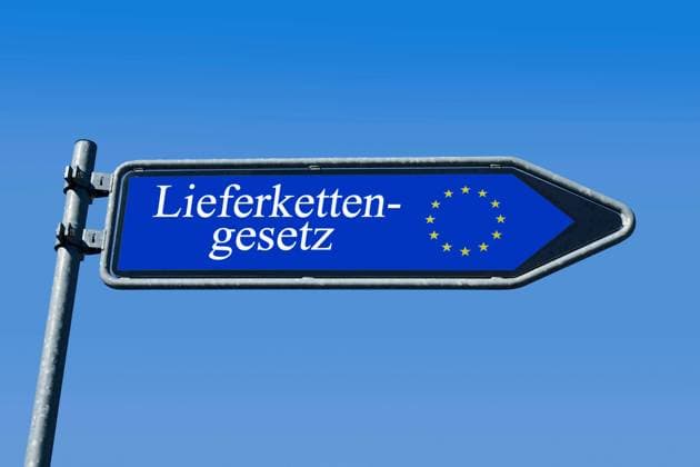 Wegweiser mit Lieferkettengesetz Wegweiser mit Lieferkettengesetz, 23.12.2022, Borkwalde, Brandenburg, In einem Wegweiser mit EU-Symbol steht der Schriftzug Lieferkettengesetz. *** Signpost with supply chain law Signpost with supply chain law, 23 12 2022, Borkwalde, Brandenburg, In a signpost with EU symbol is the writing supply chain law