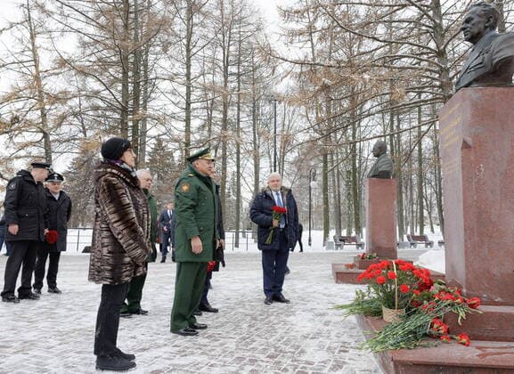 News Themen der Woche KW51 News Bilder des Tages RUSSIA, IZHEVSK - DECEMBER 23, 2022: Russia s Defence Minister Sergei Shoigu (C) lays flowers at a monument to Russian engineer and arms designer Mikhail Kalashnikov after visiting Kalashnikov Concern production facilities as part of his working trip to inspect Russian Central Military District troops. Pictured: Kalashnikov Concern General Director Vladimir Lepin (R). Vadim Savitsky Russian Defence Ministry TASS  56553062