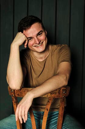 Creative Highlights Symbolbilder handsome young man in t-shirt and jeans laughs alone Lviv, Lviv Oblast, Ukraine CR_ORFI200513B-360436-01 ,model released, Symbolfoto