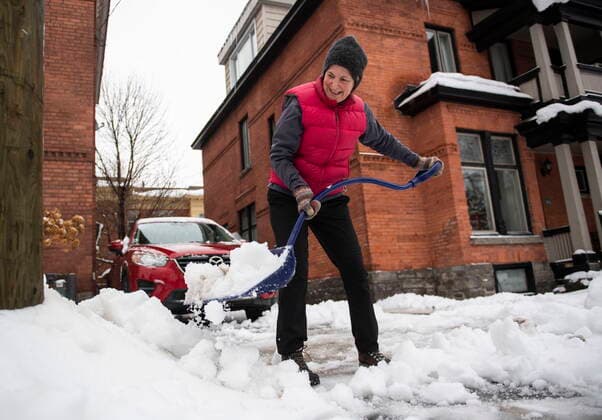 December 23, 2022, Ottawa, ON, CAN: A resident shovels heavy wet snow from their driveway in Ottawa s Golden Triangle neighbourhood, as a winter storm warning is in effect, on Friday, Dec. 23, 2022. Ottawa CAN  - ZUMAc35_ 20221223_zaf_c35_009 Copyright: xJustinxTangx