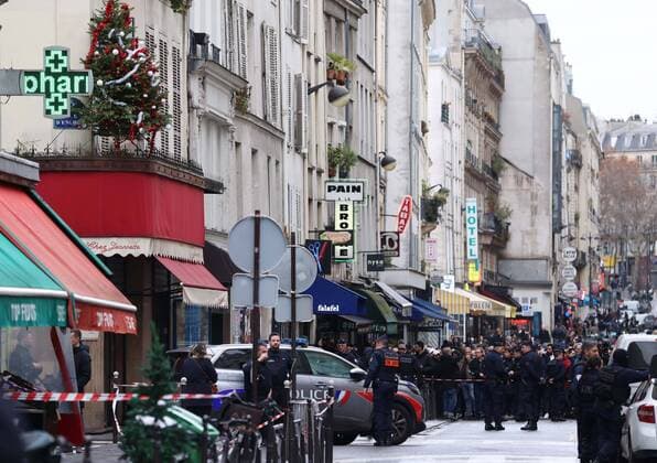 News Themen der Woche KW51 News Bilder des Tages (221223) -- PARIS, Dec. 23, 2022 -- Police officers guard at the scene where a shooting took place in Paris, France, Dec. 23, 2022. Three people were killed and three others injured during a shooting Friday morning in central Paris, the Paris prosecutor Laure Beccuau said. ) FRANCE-PARIS-SHOOTING GaoxJing 