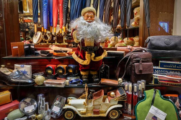 Tourismus Weihnachtszeit Konsum Reisen Shopping 16.12.2022 London England Grossbritanien Weihnachtszeit Vorweihnacht Shoppen Taylor of Old Bond Street Männerpflege Kosmetik Schaufenster Dekoration Weihnachtsmann London London Grossbritanien *** tourism Christmas time consumption travel shopping 16 12 2022 London England Great Britain Christmas time pre-Christmas shopping Taylor of Old Bond Street man care cosmetics shop window decoration Santa Claus London London Great Britain