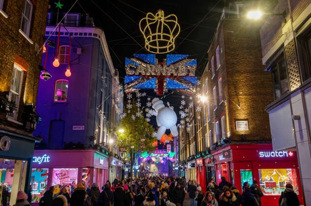 Tourismus Weihnachtszeit Konsum Reisen Shopping Carnaby Street 16.12.2022 London England Grossbritanien Weihnachtszeit Vorweihnacht Shoppen Carnaby Street London London Grossbritanien *** Tourism Christmas Time Consumption Travel Shopping Carnaby Street 16 12 2022 London England Great Britain Christmas Time Pre-Christmas Shopping Carnaby Street London London Great Britain
