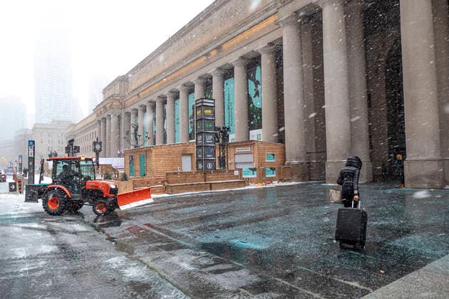 December 23, 2022, Toronto, Ontario, Canada: A winter storm has hit downtown Toronto with rain, ice, blowing snow, and intense wind on Friday, December 23, 2022. Toronto Canada  - ZUMAnto 20221223_int_t155_016 Copyright: xWinstonxTangx