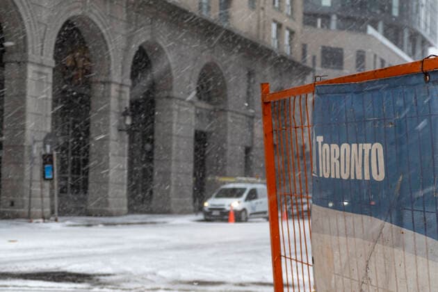 December 23, 2022, Toronto, Ontario, Canada: A winter storm has hit downtown Toronto with rain, ice, blowing snow, and intense wind on Friday, December 23, 2022. Toronto Canada  - ZUMAnto 20221223_int_t155_010 Copyright: xWinstonxTangx