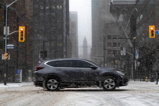 December 23, 2022, Toronto, Ontario, Canada: A winter storm has hit downtown Toronto with rain, ice, blowing snow, and intense wind on Friday, December 23, 2022. Toronto Canada  - ZUMAnto 20221223_int_t155_026 Copyright: xWinstonxTangx