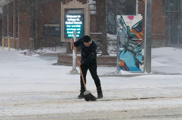 News Bilder des Tages December 23, 2022, Toronto, ON, CANADA: A streetcar driver attempts to sweep snow off of the tracks during a snowstorm in Toronto on Friday, December, 23, 2022. A winter storm warning is in place for most of southern Ontario. Toronto CANADA  - ZUMAc35_ 20221223_zaf_c35_049 Copyright: xArlynxMcadoreyx