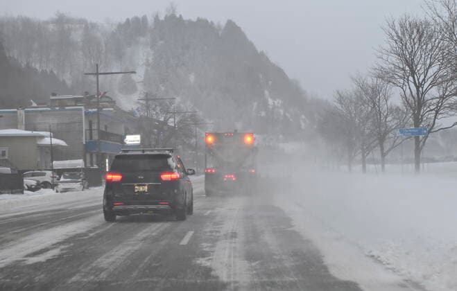 December 23, 2022, QUEBEC, PQ, Canada: Cars make their way on Blvd Champlain as a major storm hits Eastern Canada on Friday, December 23, 2022 in Quebec City. QUEBEC Canada  - ZUMAc35_ 20221223_zaf_c35_060 Copyright: xJacquesxBoissinotx