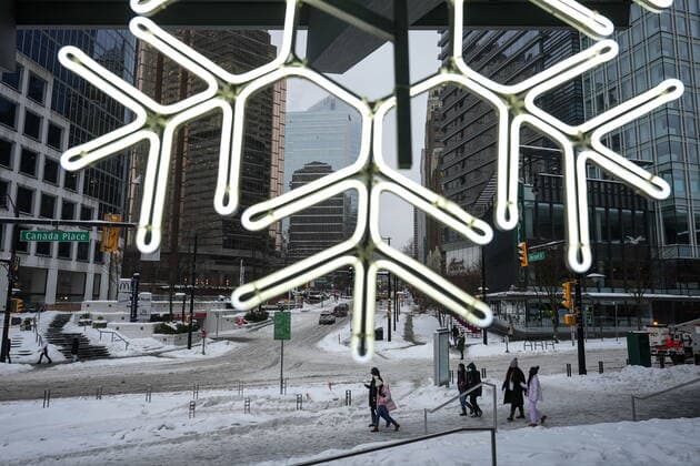 December 23, 2022, VANCOUVER, BC, CANADA: People walk in downtown Vancouver as freezing rain falls, on Friday, December 23, 2022. VANCOUVER CANADA  - ZUMAc35_ 20221223_zaf_c35_067 Copyright: xDarrylxDyckx