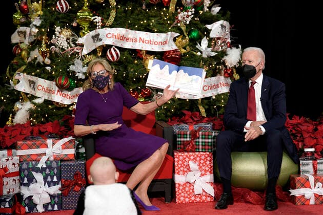 Bilder des Jahres 2022, News 12 Dezember News Themen der Woche KW51 News Bilder des Tages United States President Joe Biden and first lady Dr. Jill Biden host a book reading of The Snowy Day by Ezra Jack Keats during their holiday visit patients and families at Children?s National Hospital in Washington on December 23, 2022. Copyright: xYurixGripasx xPoolxviaxCNPx MediaPunchx