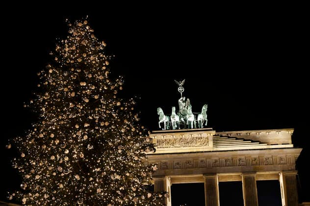 News Themen der Woche KW51 Tannenbaum auf dem Pariser Platz vor dem Brandenburger Tor. Berlin, 23.12.2022 *** Fir tree on Pariser Platz in front of Brandenburg Gate Berlin, 23 12 2022 Foto:xS.xGabschx xFuturexImage