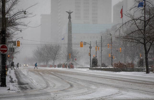 Winter Storm In Toronto Winter storm affects daily life in Toronto, Canada on December 23, 2022. Environment Canada has issued a winter storm warning for the region which is calling for snowfall amounts of 5 to 15 cm by Saturday morning. Wind gusts up to 90 km h resulting in widespread blowing snow which reduces visibility to near zero at times and temperature drops -20?. Toronto Canada  Copyright: xArifxBalkanx originalFilename: balkan-notitle221223_np0IS.jpg
