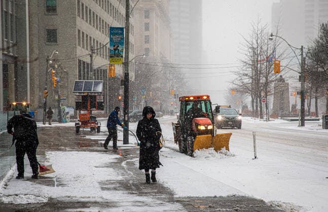 Winter Storm In Toronto Winter storm affects daily life in Toronto, Canada on December 23, 2022. Environment Canada has issued a winter storm warning for the region which is calling for snowfall amounts of 5 to 15 cm by Saturday morning. Wind gusts up to 90 km h resulting in widespread blowing snow which reduces visibility to near zero at times and temperature drops -20?. Toronto Canada  Copyright: xArifxBalkanx originalFilename: balkan-notitle221223_npJBY.jpg