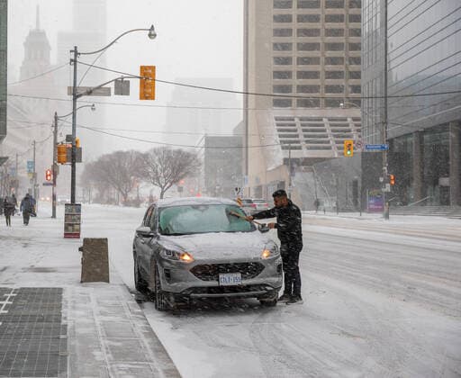 Winter Storm In Toronto Winter storm affects daily life in Toronto, Canada on December 23, 2022. Environment Canada has issued a winter storm warning for the region which is calling for snowfall amounts of 5 to 15 cm by Saturday morning. Wind gusts up to 90 km h resulting in widespread blowing snow which reduces visibility to near zero at times and temperature drops -20?. Toronto Canada  Copyright: xArifxBalkanx originalFilename: balkan-notitle221223_npQz7.jpg