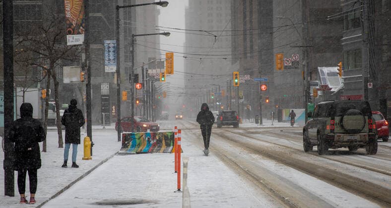 Winter Storm In Toronto Winter storm affects daily life in Toronto, Canada on December 23, 2022. Environment Canada has issued a winter storm warning for the region which is calling for snowfall amounts of 5 to 15 cm by Saturday morning. Wind gusts up to 90 km h resulting in widespread blowing snow which reduces visibility to near zero at times and temperature drops -20?. Toronto Canada  Copyright: xArifxBalkanx originalFilename: balkan-notitle221223_npRRR.jpg