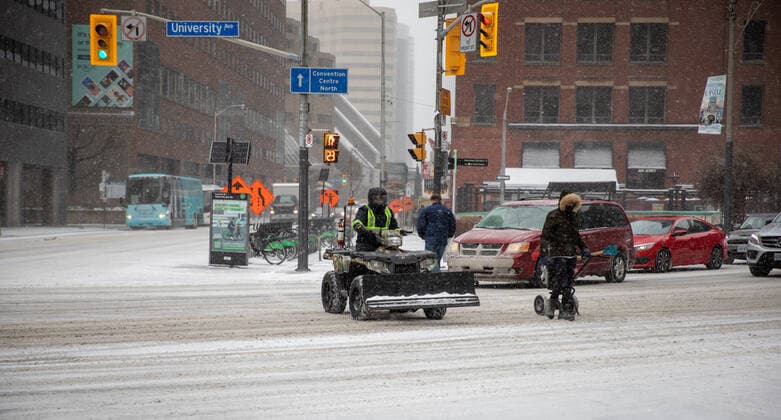 Winter Storm In Toronto Winter storm affects daily life in Toronto, Canada on December 23, 2022. Environment Canada has issued a winter storm warning for the region which is calling for snowfall amounts of 5 to 15 cm by Saturday morning. Wind gusts up to 90 km h resulting in widespread blowing snow which reduces visibility to near zero at times and temperature drops -20?. Toronto Canada  Copyright: xArifxBalkanx originalFilename: balkan-notitle221223_npy36.jpg