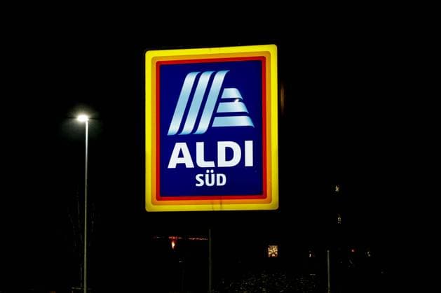 Bischberg im Landkreis Bamberg, Deutschland 20. Dezember 2022: Themenbilder - Symbolbilder - Discounter - 2022 Leuchtende Aussenwerbung, Werbeschild beim Discounter Aldi Süd. Bayern *** Bischberg in the district of Bamberg, Germany 20 December 2022 theme images icon images discounter 2022 luminous outdoor advertising, advertising sign at the discounter Aldi Süd Bavaria Copyright: xFotostandx xK.xSchmittx