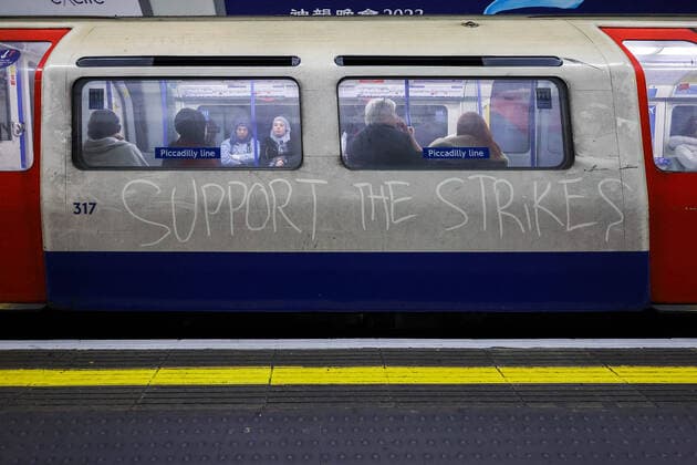 Bilder des Jahres 2022, News 12 Dezember News Themen der Woche KW51 News Bilder des Tages . 24 12 2022. London, United Kingdom. RMT National Rail Strike. Graffiti in the dirt supporting the RMT on a Piccadilly Line Train at Kings Cross Station. Over 40,000 rail workers begin 48 hour strike after talks failed to resolve a dispute over pay, jobs, and conditions.  xMartynxWheatleyx xi-Imagesx IIM-24033-0011
