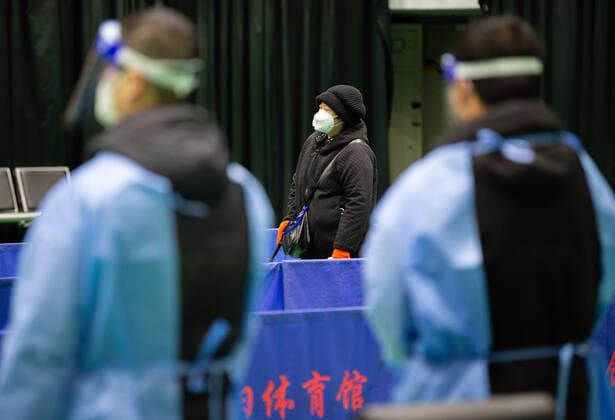Coronavirus in China, provisorische Notunterkunft für Patienten mit Fieber in Peking (221224) -- BEIJING, Dec. 24, 2022 -- This photo taken on Dec. 24, 2022 shows a citizen (C) waiting in a makeshift fever clinic of Beijing Chaoyang Hospital in Chaoyang Gymnasium in Beijing, capital of China. In order to facilitate fever patients to seek medical treatment and ensure residents medical needs, some hospitals in Beijing set up makeshift fever clinics in gymnasiums to provide services such as diagnosis, prescription issuing and medicine dispensing for citizens. ) CHINA-BEIJING-GYMNASIUM-FEVER CLINIC (CN) ChenxZhonghao 