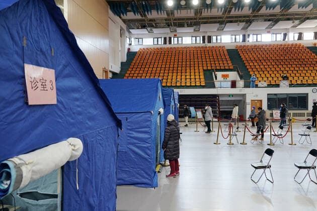 Coronavirus in China, provisorische Notunterkunft für Patienten mit Fieber in Peking (221224) -- BEIJING, Dec. 24, 2022 -- This photo taken on Dec. 24, 2022 shows a makeshift fever clinic in Guang an Gymnasium in Beijing, capital of China. In order to facilitate fever patients to seek medical treatment and ensure residents medical needs, some hospitals in Beijing set up makeshift fever clinics in gymnasiums to provide services such as diagnosis, prescription issuing and medicine dispensing for citizens. ) CHINA-BEIJING-GYMNASIUM-FEVER CLINIC (CN) ZhangxChenlin 