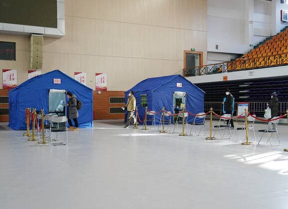 Coronavirus in China, provisorische Notunterkunft für Patienten mit Fieber in Peking (221224) -- BEIJING, Dec. 24, 2022 -- This photo taken on Dec. 24, 2022 shows a makeshift fever clinic in Guang an Gymnasium in Beijing, capital of China. In order to facilitate fever patients to seek medical treatment and ensure residents medical needs, some hospitals in Beijing set up makeshift fever clinics in gymnasiums to provide services such as diagnosis, prescription issuing and medicine dispensing for citizens. ) CHINA-BEIJING-GYMNASIUM-FEVER CLINIC (CN) ZhangxChenlin 