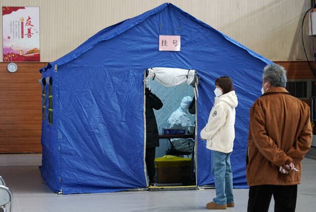 Coronavirus in China, provisorische Notunterkunft für Patienten mit Fieber in Peking (221224) -- BEIJING, Dec. 24, 2022 -- People line up to seek medical advice in a makeshift fever clinic in Guang an Gymnasium in Beijing, capital of China, Dec. 24, 2022. In order to facilitate fever patients to seek medical treatment and ensure residents medical needs, some hospitals in Beijing set up makeshift fever clinics in gymnasiums to provide services such as diagnosis, prescription issuing and medicine dispensing for citizens. ) CHINA-BEIJING-GYMNASIUM-FEVER CLINIC (CN) ZhangxChenlin 