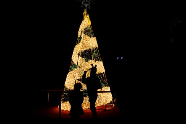 Bilder des Jahres 2022, News 12 Dezember News Themen der Woche KW51 December 24, 2022, Lalitpur, Nepal: People taking pictures in front of a Christmas tree decorated on the eve of Christmas outside a mall in Lalitpur, Nepal on Saturday, December 24, 2022. Lalitpur Nepal - ZUMAg200 20221224_zap_g200_001 Copyright: xSkandaxGautamx