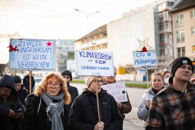News Themen der Woche KW51 News Bilder des Tages Pater Jörg Alt demonstriert für die Freilassung von Klimaklebern Rund 90 Menschen versammelten sich an Heiligabend 2022 vor der JVA Stadelheim in München, um für die Freilassung von Aktivist*innen der Letzten Generation. Jesuitenpater Jörg Alt hatte gemeinsam mit weiteren Geistlichen zur Kundgebung aufgerufen. -- About 90 people joined a rally on December 24, 2022 in front of the Stadelheim prison in Munich, Germany to protest for the release of climate activists of the Letzte Generation Last Generation. Jesuit pater Joerg Alt had called for the protest. München Bayern Deutschland Copyright: xAlexanderxPohlx
