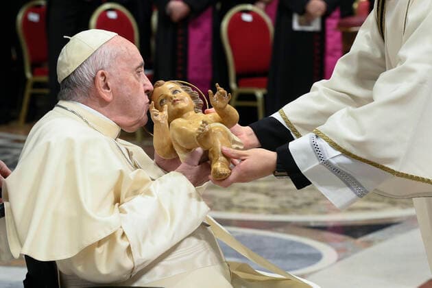 News Themen der Woche KW51 News Bilder des Tages December 24, 2022, Vatican City, Vatican City: A handout picture, provided by Vatican Media Press Office, shows Pope Francis while presiding at Christmas Night Mass in St Peter™s Basilica, Vatican City, 24 December 2022.There are seven thousand faithful present but people also follow the celebration from St Peter™s Square through the giant screens. The Christmas Mass in St Peter™s was not so crowded since before the pandemic of Covid-19. NPK ANSA Vatican Media Press Office handout Vatican City Vatican City - ZUMAa110 20221224_zaf_a110_014 Copyright: xVaticanxMediaxPressxOfficexHandox