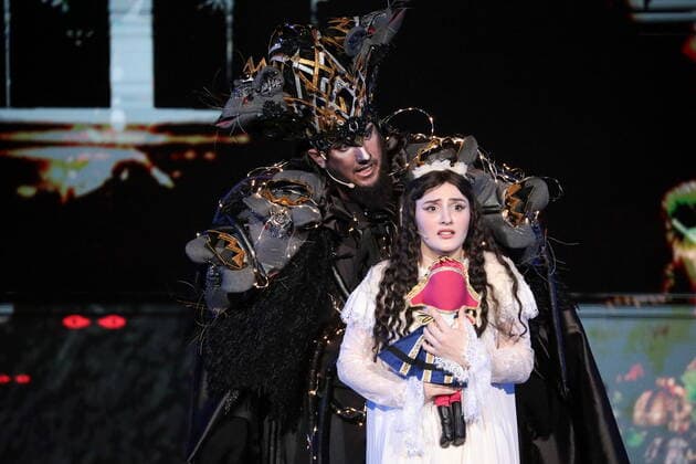 Entertainment Themen der Woche KW51 Entertainment Bilder des Tages RUSSIA, GROZNY - DECEMBER 24, 2022: Actors Malkan Mazhiyeva (R) as Marie and Alvi Makhauri as Mouse King perform during the premiere of the Nutcracker production at the Chechen State Philharmonic. Yelena Afonina TASS  56564973