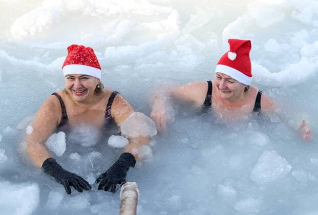 News Bilder des Tages Bilder des Jahres 2022, News 12 Dezember News Themen der Woche KW51 RUSSIA, VLADIVOSTOK - DECEMBER 25, 2022: Winter swimmers at the Kosatka DV winter swimming club as part of an all-Russian healthy lifestyle campaign. Yuri Smityuk TASS  56566165