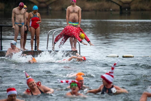 News Themen der Woche KW51 December 25, 2022, London, England, United Kingdom: Swimmers of the Serpentine Swimming Club take part in the Peter Pan Cup race, which is held every Christmas Day at the Serpentine in London s Hyde Park. London United Kingdom - ZUMAs262 20221225_zip_s262_031 Copyright: xTayfunxSalcix