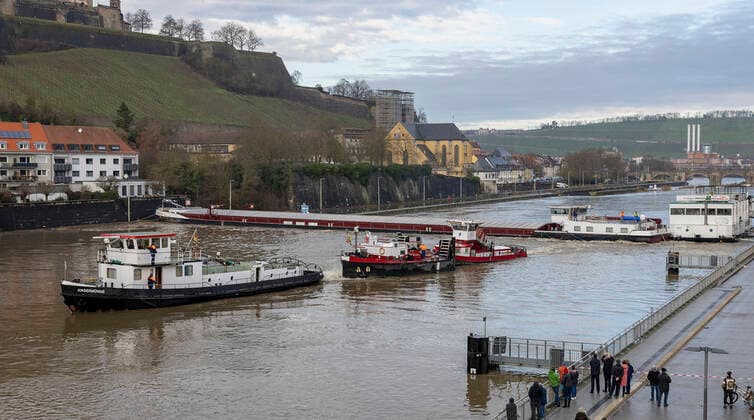 News Bilder des Tages News Themen der Woche KW51 Wuerzburg, Main, 25.12.2022, Havariertes Gueterschiff haengt weiter auf dem Main in fest, Versuch zum Freischleppen fehlgeschlagen Bild: Paul und Paula heisst das Schlepperpärchen – die im Verbund mit der Angermuende das havarierte Schiff am Heck flussaufwärts ziehen sollten *** Wuerzburg, Main, 25 12 2022, Damaged cargo ship still stuck on the Main, attempt to tow it free failed Picture Paul and Paula is the name of the tugboat pair - which in conjunction with the anchor tender should pull the damaged ship upstream at the stern Copyright: HMBxMedia xHeikoxBecker