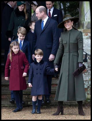 . 25 12 2022. Sandringham , United Kingdom. Prince William and Kate Middleton , the Prince and Princess of Wales, along with their children Prince George, Princess Charlotte and Prince Louis leaving the Christmas Day church service at Sandringham, United Kingdom.  xStephenxLockx xi-Imagesx IIM-24035-0065